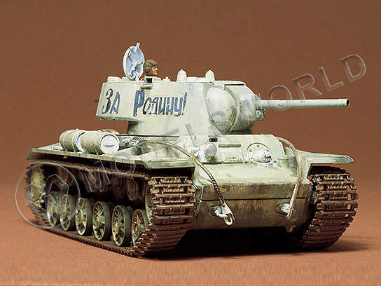 Склеиваемая пластиковая модель Советский тяжелый танк  КВ-1С с 1 фигурой. Масштаб 1:35 - фото 1