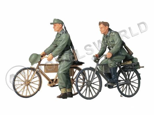 Фигуры немецкие солдаты на велосипедах (2 фигуры). Масштаб 1:35