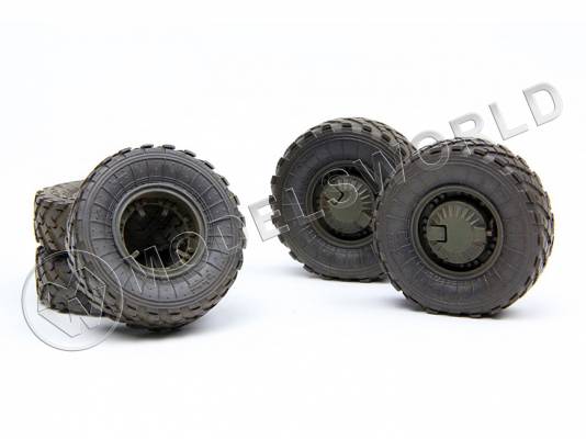Набор смоляных колес для российского бронеавтомобиля 233014 Тигр. Масштаб 1:35