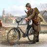 Фигуры Французский солдат с велосипедом II МВ. Масштаб 1:35
