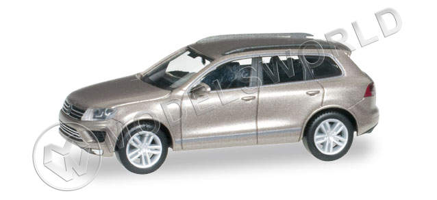 Модель автомобиля VW Touareg, золотой. H0 1:87 - фото 1